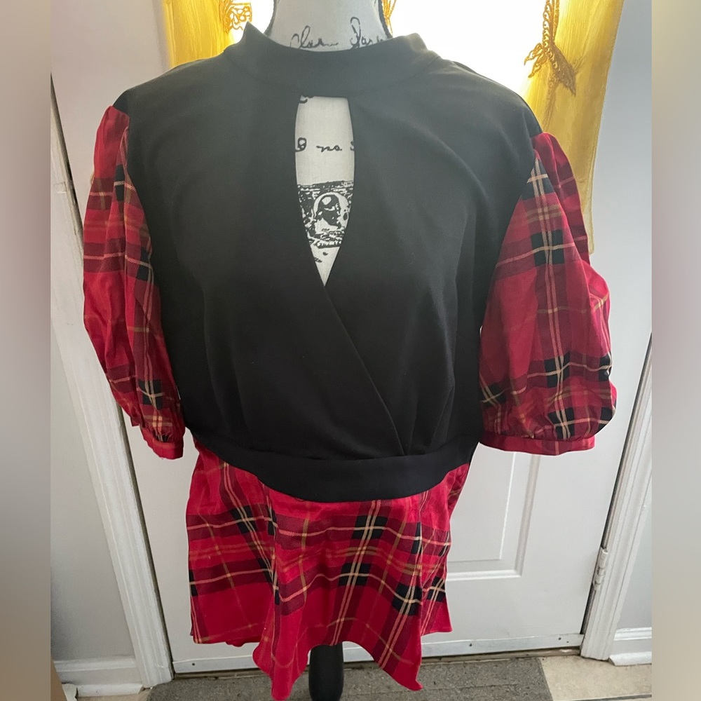 Perfect Holiday Low Cut Top ❤️🖤❤️🖤